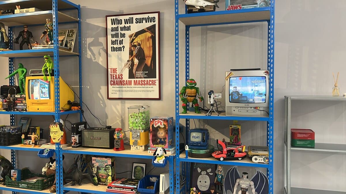 Col·leccio de figures i memorabilia al local